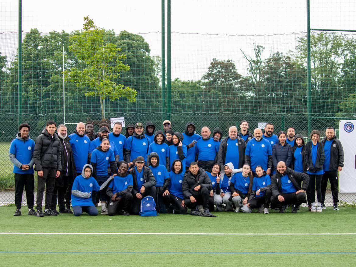 Les membres du Mistral FC réunis sur le terrain lors de la Mistral Cup